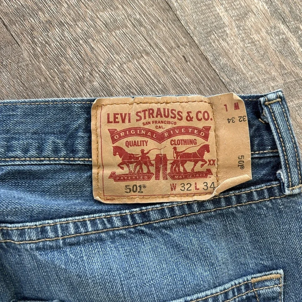 Levi's 501 Original Jeans Men's 32x32 Medium Wash Button Fly Straight Leg